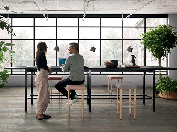 Grande table haute de travail laquée ou stratifiée noire avec repose-pieds_0