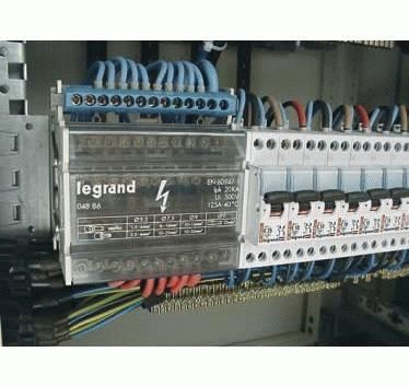 LEGRAND - RÉPARTITEUR TÉTRAPOLAIRE MONOBLOC À BORNE 4 BARREAUX 125 A - 004886