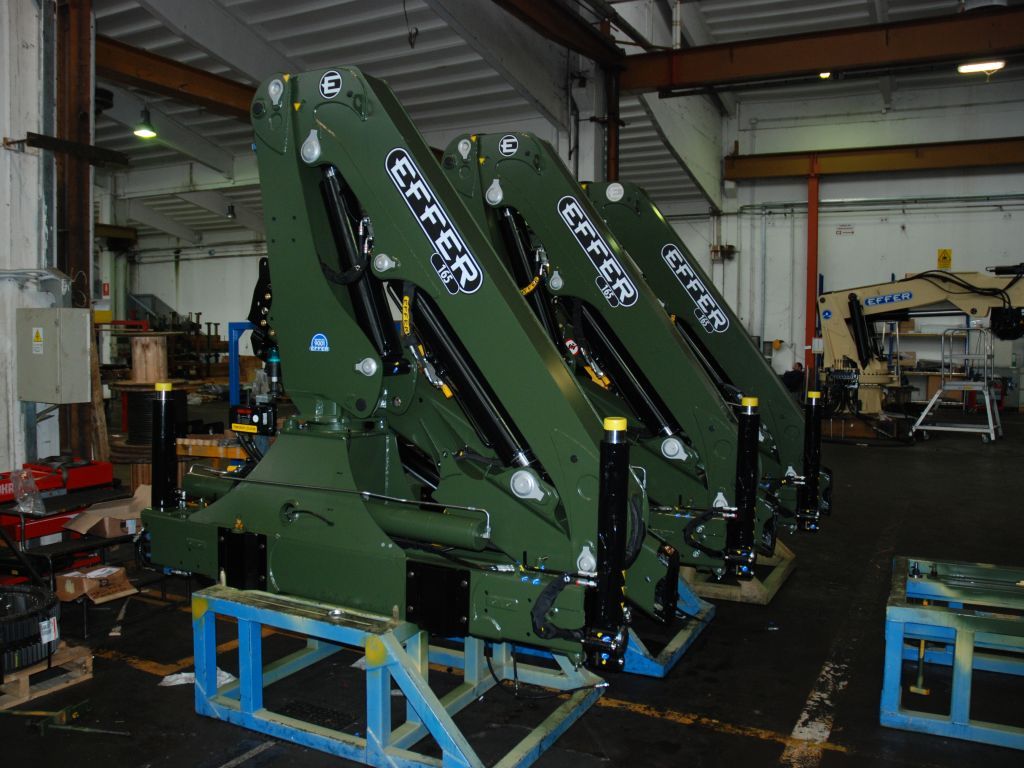 Grue auxiliaire light 165 - Effer - pression 335 bar - capacité de levage de 2 à 0 txm_0