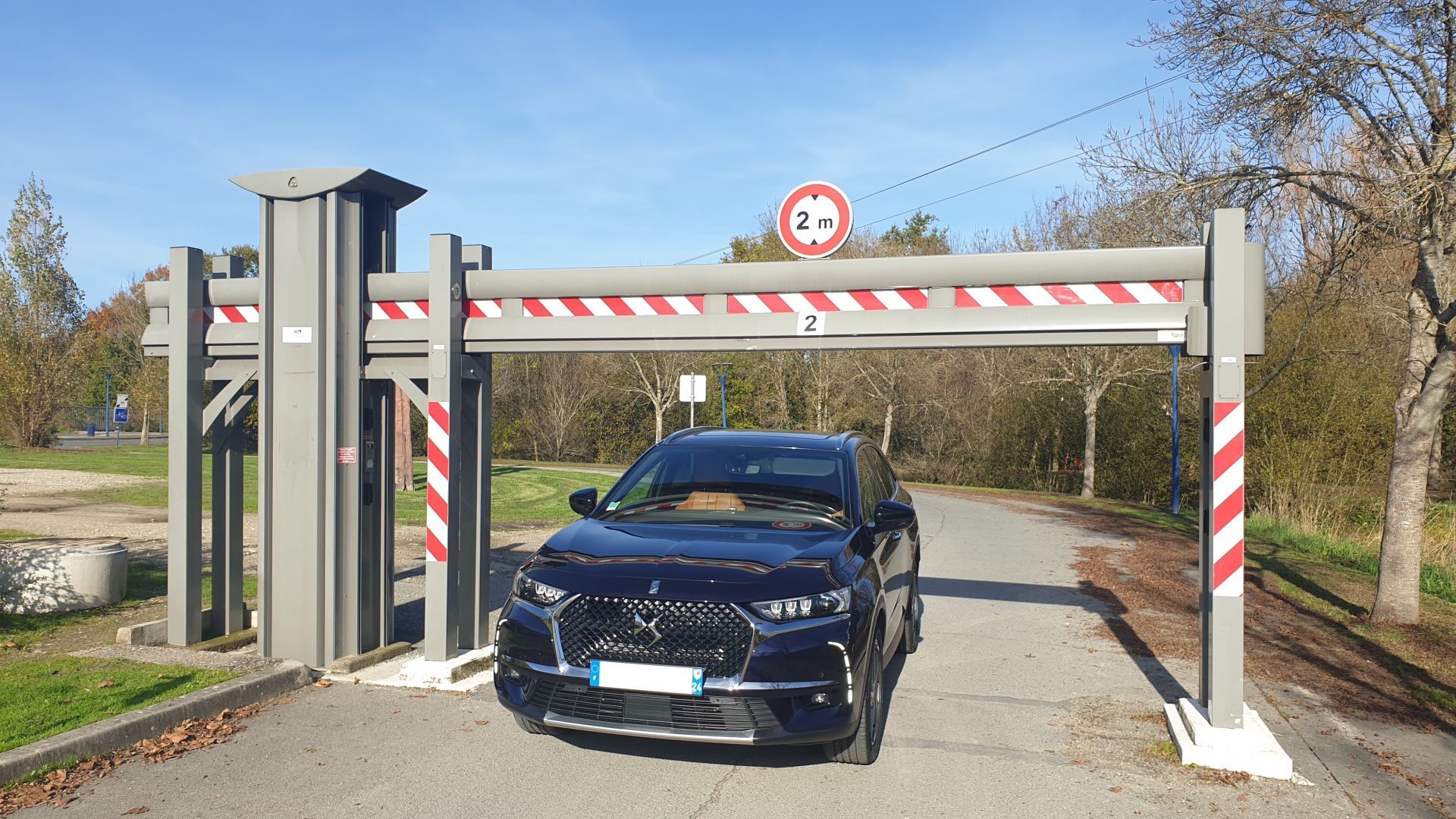 Portique limiteur d'accès motorisé, disponible en longueur de 4 à 10.50 m - Hauteur sous la poutre 2.05 m - ULMAPARK_0