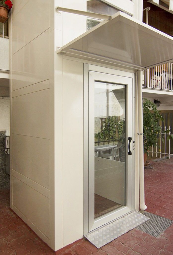 Plateforme élévatrice extérieure avec structure antisismique