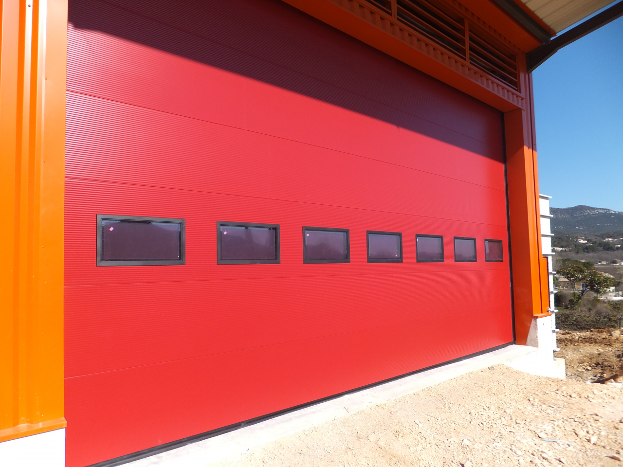 Porte sectionnelle industrielle sur mesure - Fiable, esthétique et adaptée aux bâtiments, entrepôts et garages_0