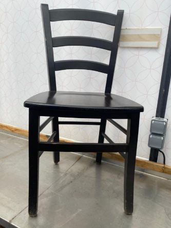 Chaises en bois noir d'occasion - lot de 50_0