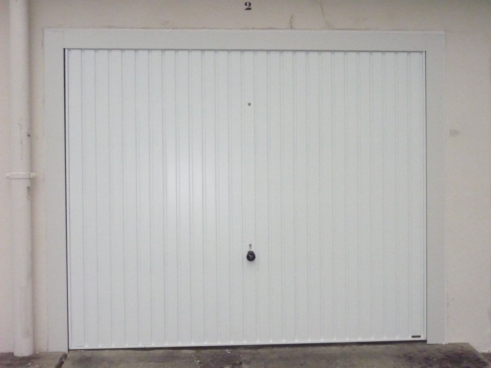 Porte de garage basculante - avec/sans portillon - motorisé ou manuel - label QUALICOAT / QUALIMARINE_1