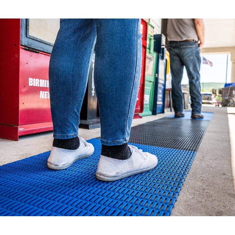 Tapis antidérapant économique - marquage alterné, léger et résistant en PVC non poreux_0