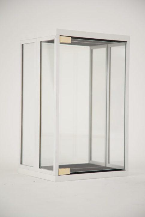 Vienne - Vitrine d'exposition haute en aluminium laqué avec fond miroir et finition blanche_0