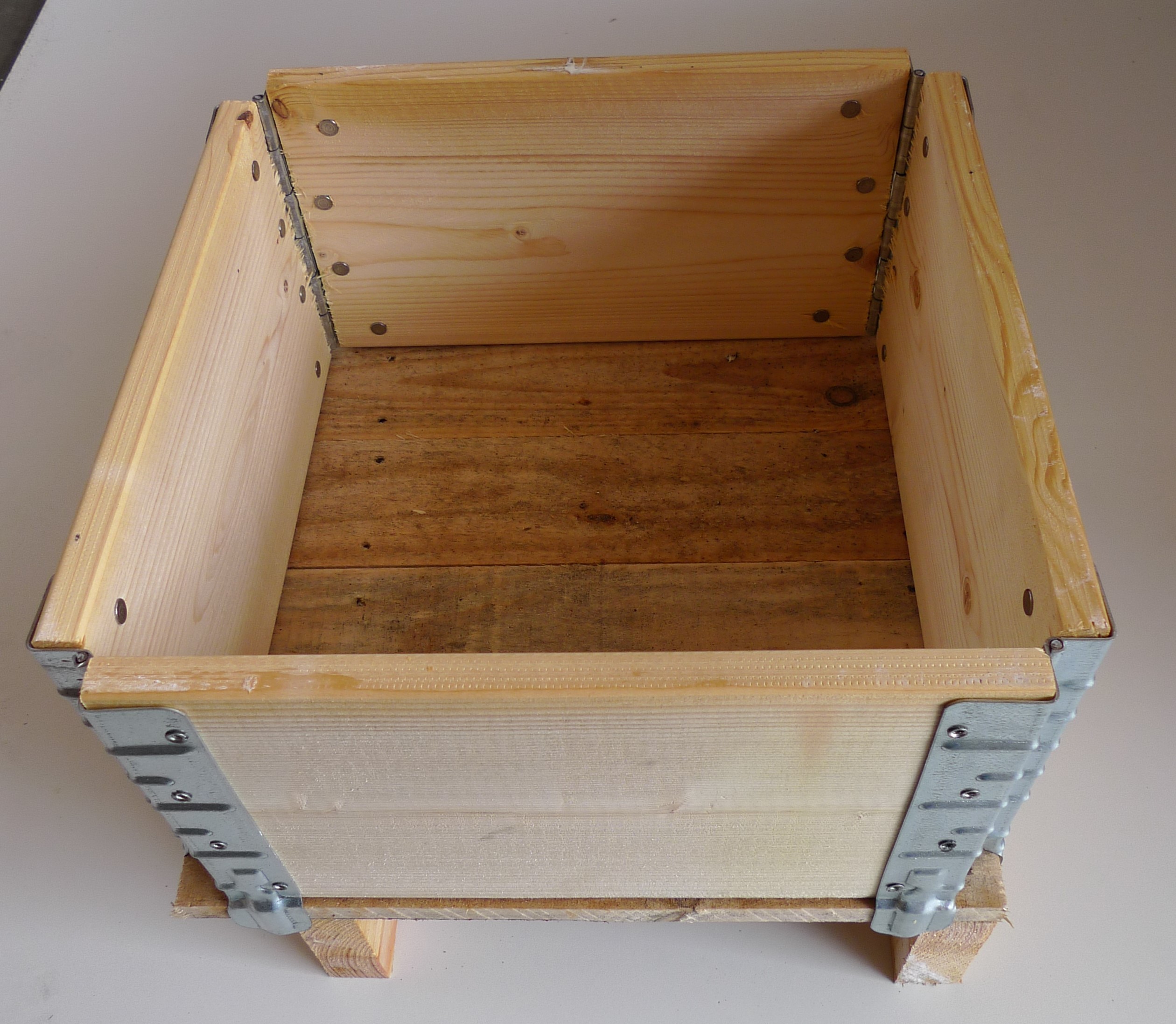 Rehausse palette en bois certifiée PEFC - Dimensions 400 x 400 x 195 x 20 mm - Sapin du Nord, pliable, superposable_0