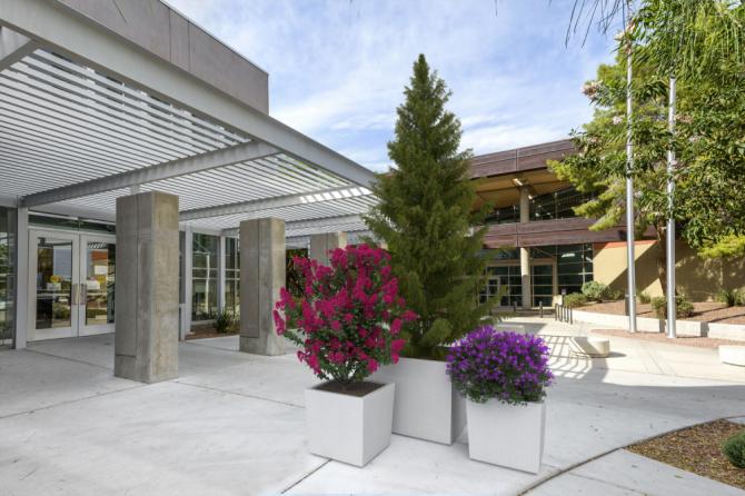 Jardinière Koniq en béton pour espaces urbains et jardins - Blanc et gris - Marbre ou carrière concassée_0