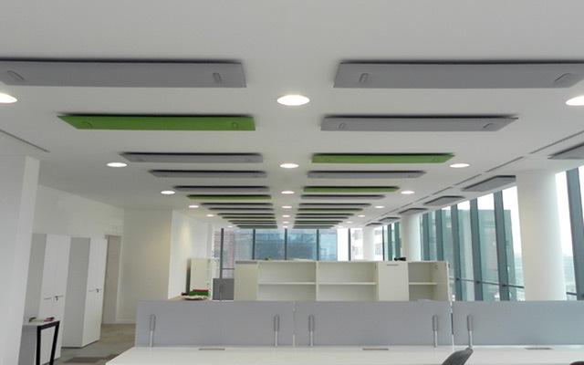 Dalles de plafond acoustiques - finition bois, métal perforé, tissu personnalisable_0