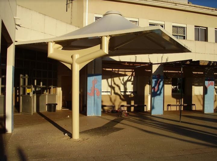 Préau pour école primaire UNO - 25 m² sur poteau déporté en acier galvanisé_0