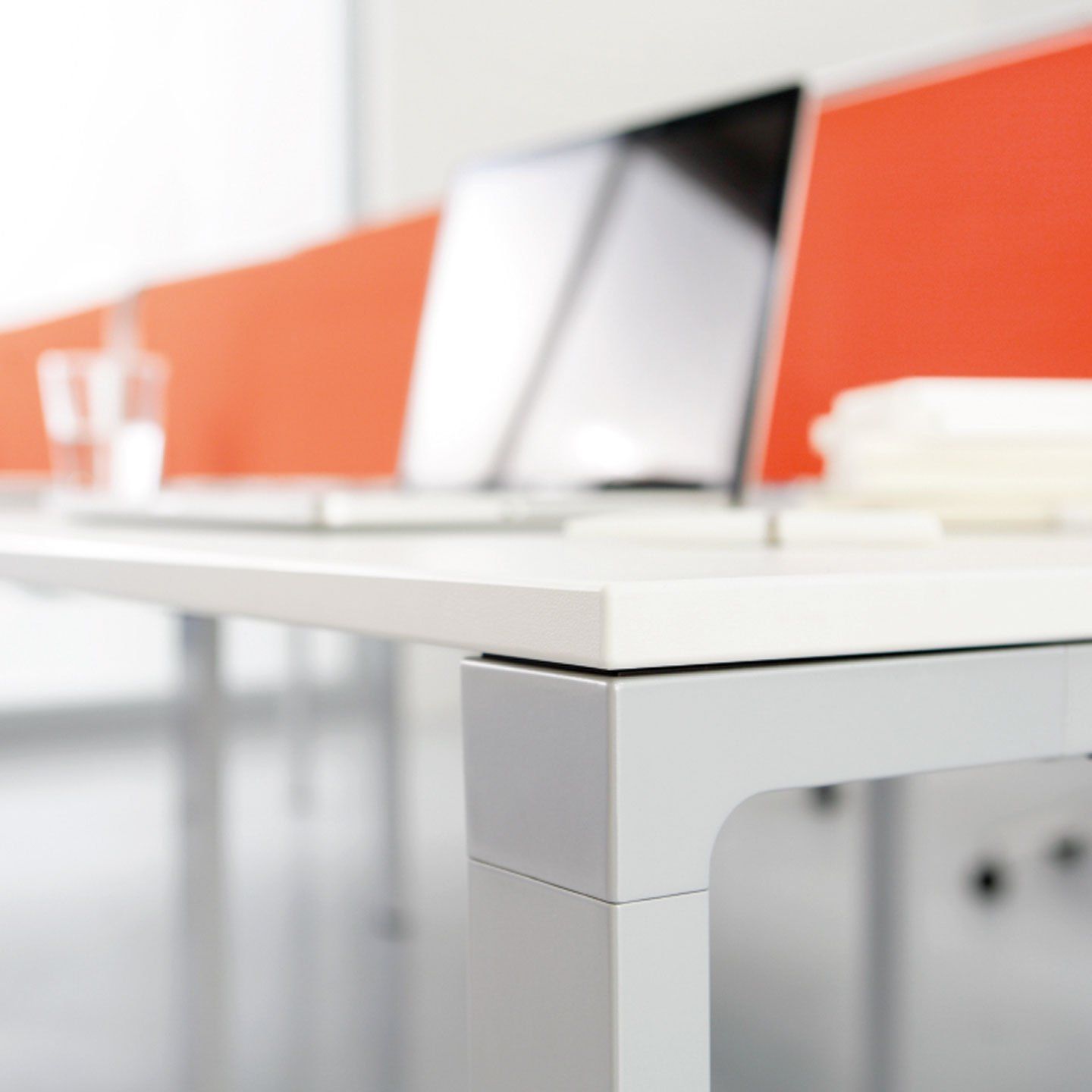 Kiron - Bureau droit Haworth - Design esthétique et flexible par Andreas Struppler_0