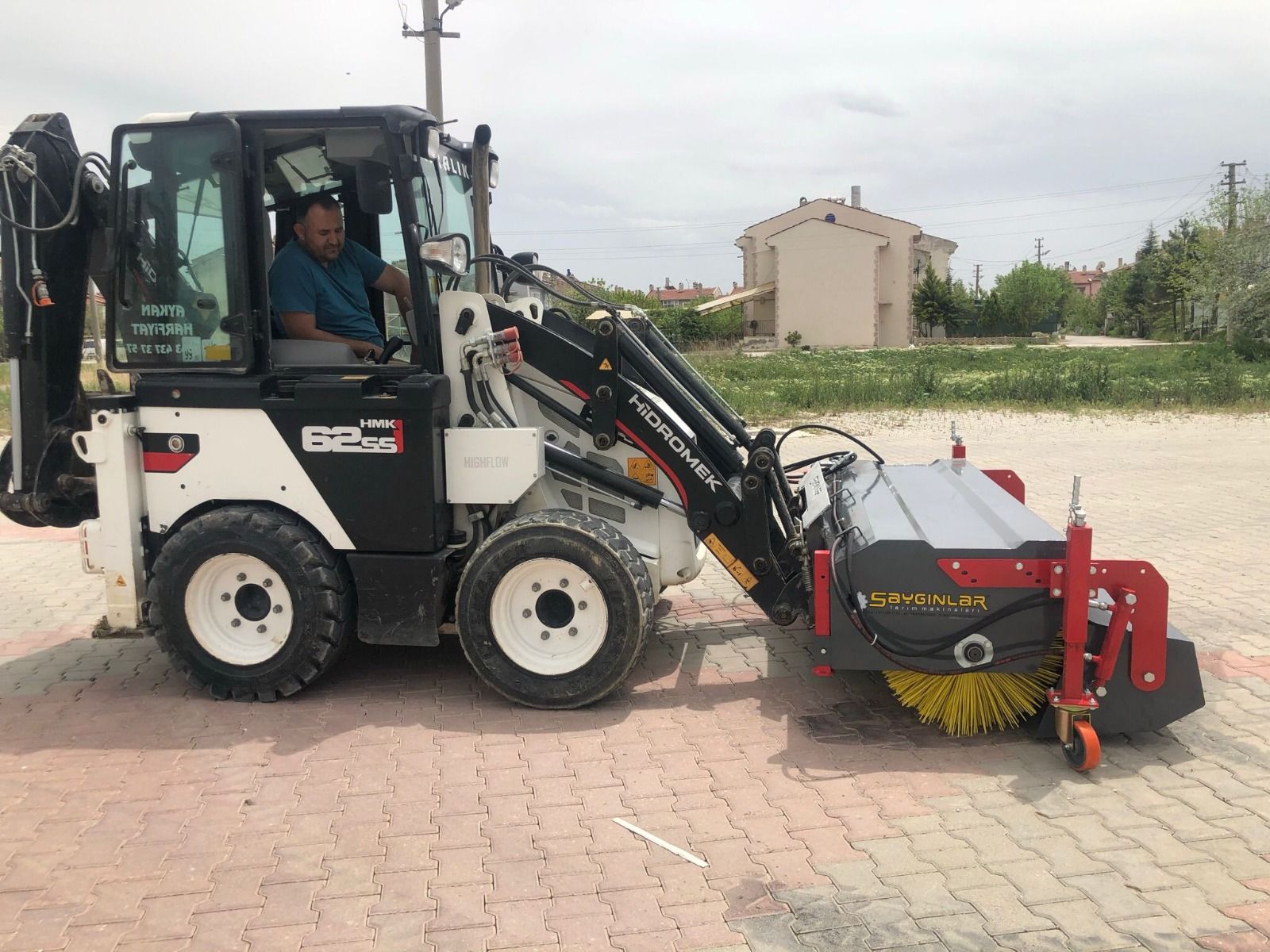 Balayeuse de route Hidromek - montable sur tracteur ou chariot élévateur, avec options de brosse latérale et système d'arrosage_0