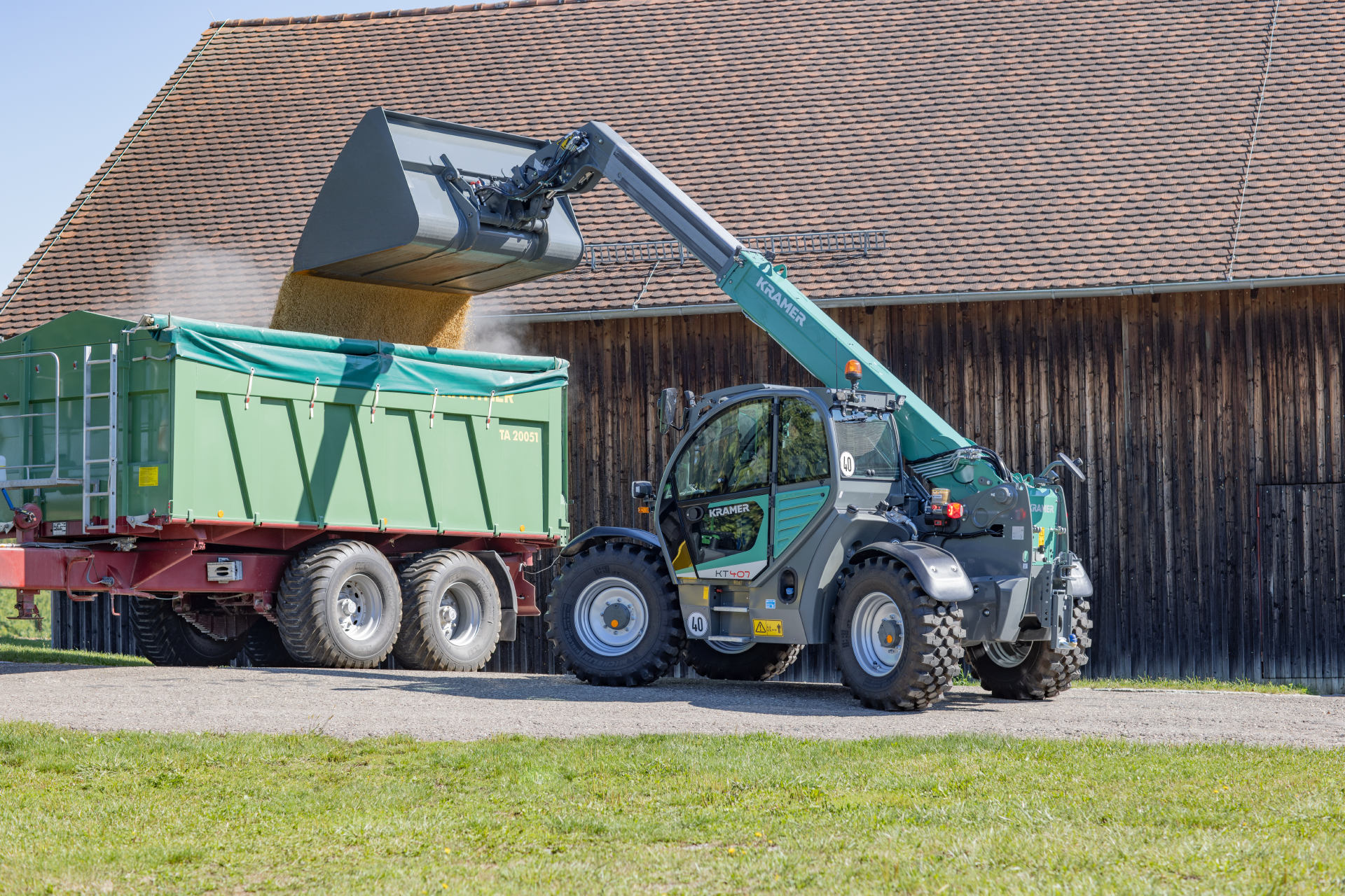 Chariot télescopique compact, puissant avec une hauteur de gerbage de 7 m pour les travaux de manutention -  Kramer KT407_0