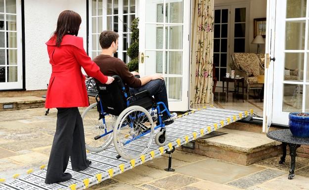 Rampe d'accès enroulable ROLL a RAMP - 214x76 cm - Charge jusqu'à 450 kg - Pente max 20%_0