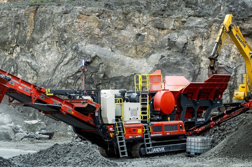 Concasseur à mâchoires à chenilles lourd - UJ443E - Sandvik Mobile Crushers and Screens_0