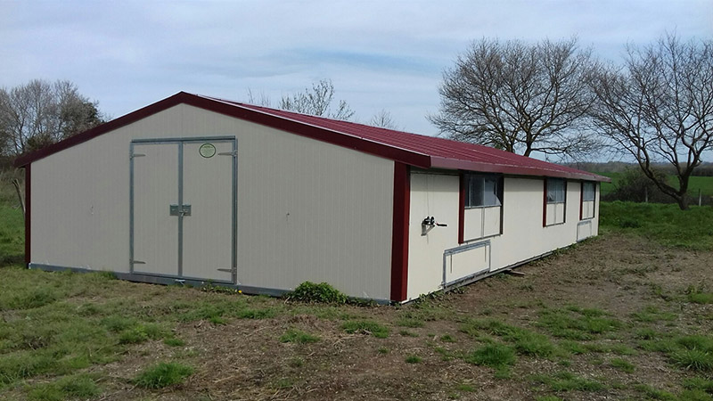 Cabane avicole déplaçable 90m² - châssis métallique, toiture en panneaux sandwichs_0