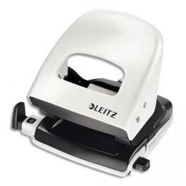 LEITZ PERFORATEUR BLANC MÉTALLISÉ, 30 FEUILLES, RÉGLETTE À CLIC. EFFORT RÉDUIT DE 60%. LIVRÉ EN BOITE