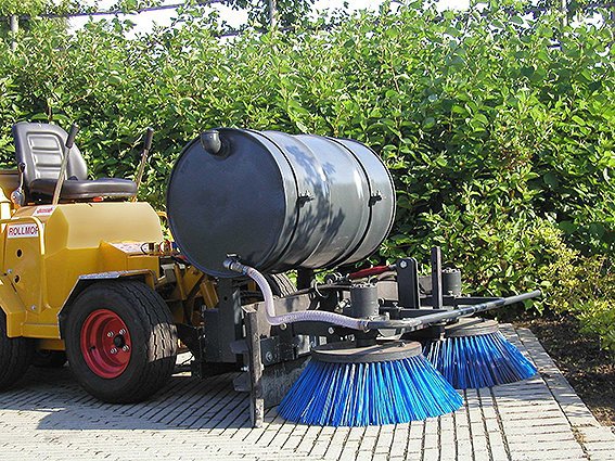 La machine de balayage - Knikmops Rollmops - brosses rotatives aspergées d’eau pour joints entre dalles_0