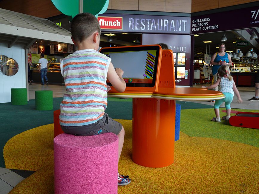 Table de jeux enfant indoor - ViaDirect - borne exclusive personnalisable avec 5 jeux inclus_0
