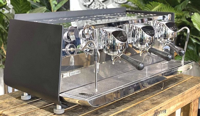 Machine à espresso semi-automatique professionnelle VICTORIA ARDUINO Eagle One 3 groupes_0