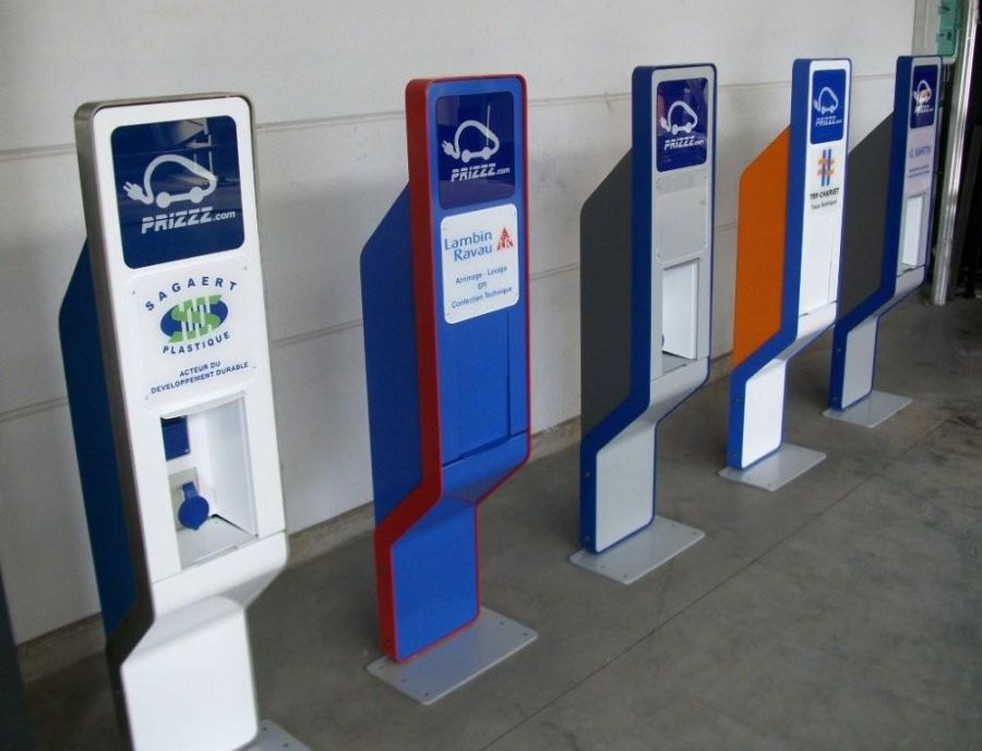 Borne de recharge pour voiture électrique PRIZZ - écran LCD, gestion RFID et espace de communication_0