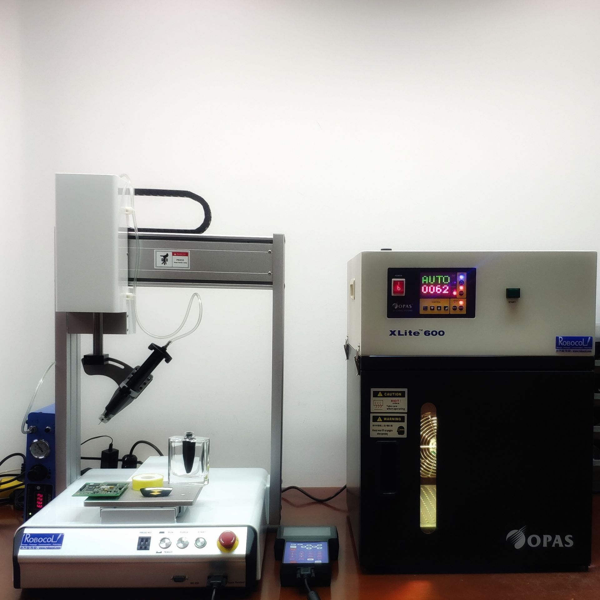 Four UV pour polymérisation des colles et résines - idéal pour fabrications en grande série_1