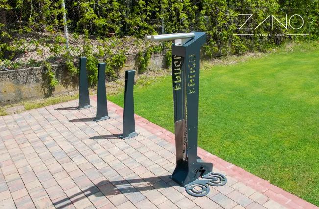 Borne de réparation pour vélo - Station de gonflage fonctionnelle et esthétique - Kangu 18.004 en tôle d'acier inoxydable_0