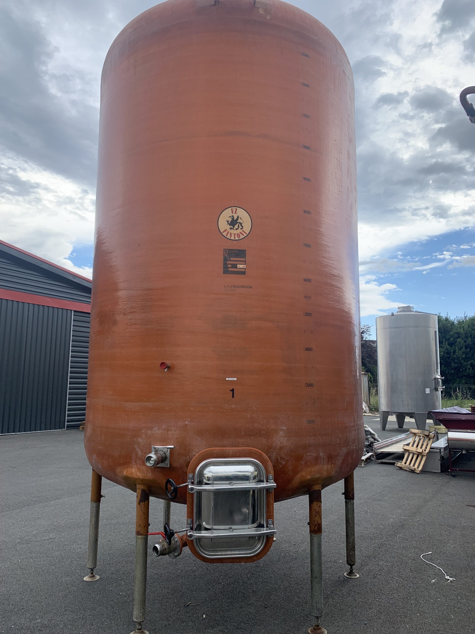 Cuve Fantoni 150 hl d'occasion - sur pieds, niveau gradué, porte 420×530, 2 vannes Ø 50_0