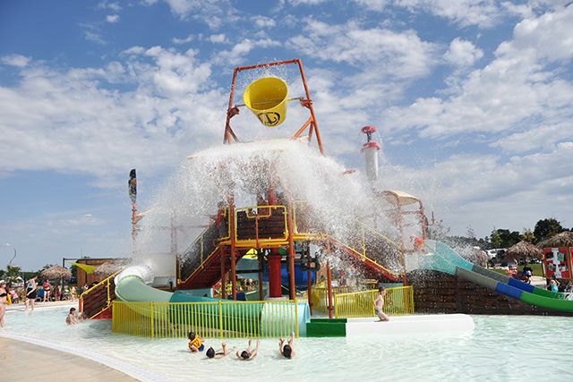 Pataugeoire - Grosse structure aqualudique thème marin avec toboggans, tunnels et fontaines - Polin Waterparks_0