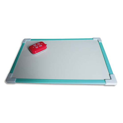 ARDOISE BLANCHE MAGNETIQUE AVEC CADRE PLASTIQUE AIMANTE + UNE MINI BROSSE MAGNETIQUE