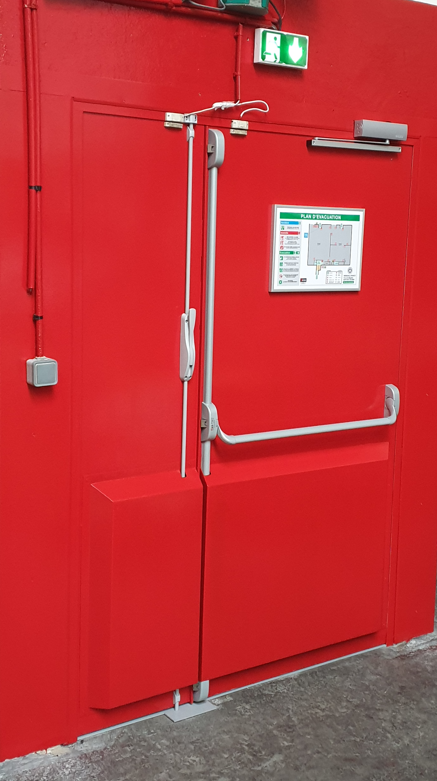 Porte coupe-feu métallique pour une sécurité incendie optimale  des bâtiments résidentiels, tertiaires, industriels_0