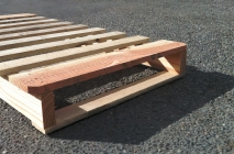 Palette en bois à claire-voie avec angles coupés sur plancher - Fabrication standard et sur mesure_0