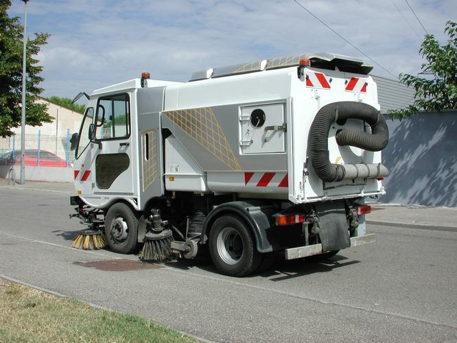 Balayeuses compactes Scarab Minor - 2.5m3 - vitesse 65km/h - balai central et latéraux_0
