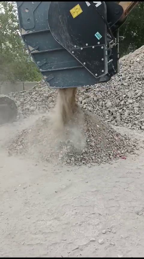 Godet concasseur CBF 90 pour pelles de 20 à 32 tonnes_1