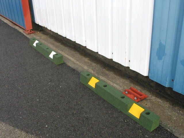 Butée de parking en caoutchouc recyclé - Bande réfléchissante - Noir ou vert avec bande blanche ou jaune_1