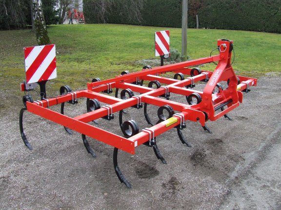 C30 - cultivateur agricole Quivogne - châssis robuste et largeur de travail 2,5 à 6,10 m_0