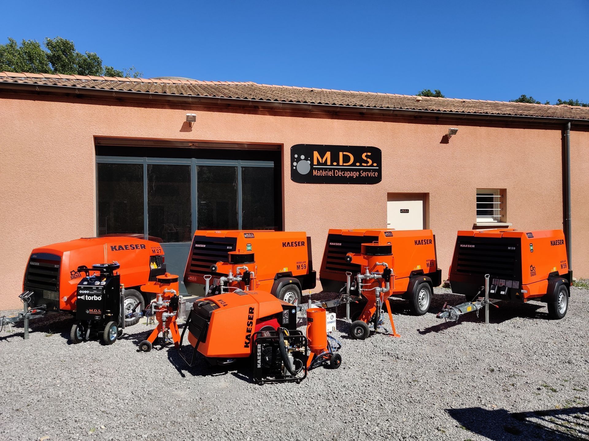 Aérogommeuse hydrogommeuse - Compresseur de 554 à 11500 l/min - Capacité de 8 à 200 litres_0