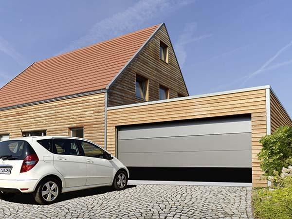 Porte de garage sectionnelle anti-effraction sans rainure, très stable et isolée thermiquement - 40 mm d'épaisseur_0