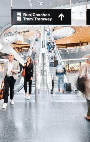 Escalier mécanique robuste, fiable  et polyvalent pour les grands espaces de transport public - Schindler 9700_0