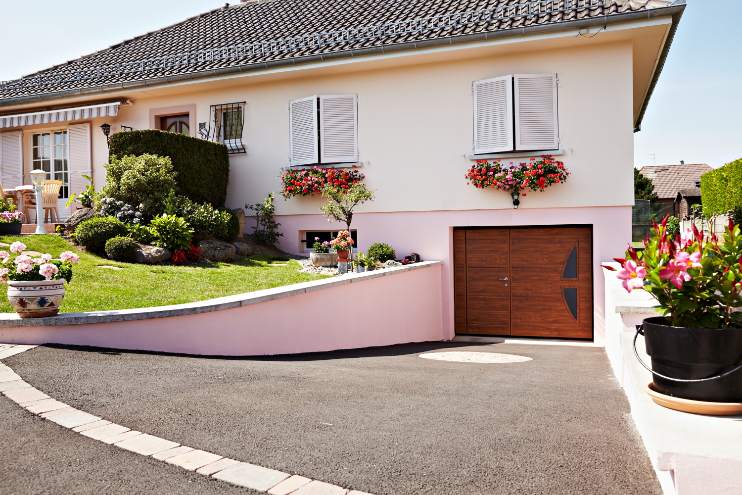 Porte basculante personnalisable - adaptée aux maisons individuelles ou aux immeubles collectifs_0