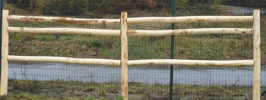 Clôture de jardin en bois Acacia ou Douglas - installation sur terrain en pente_0