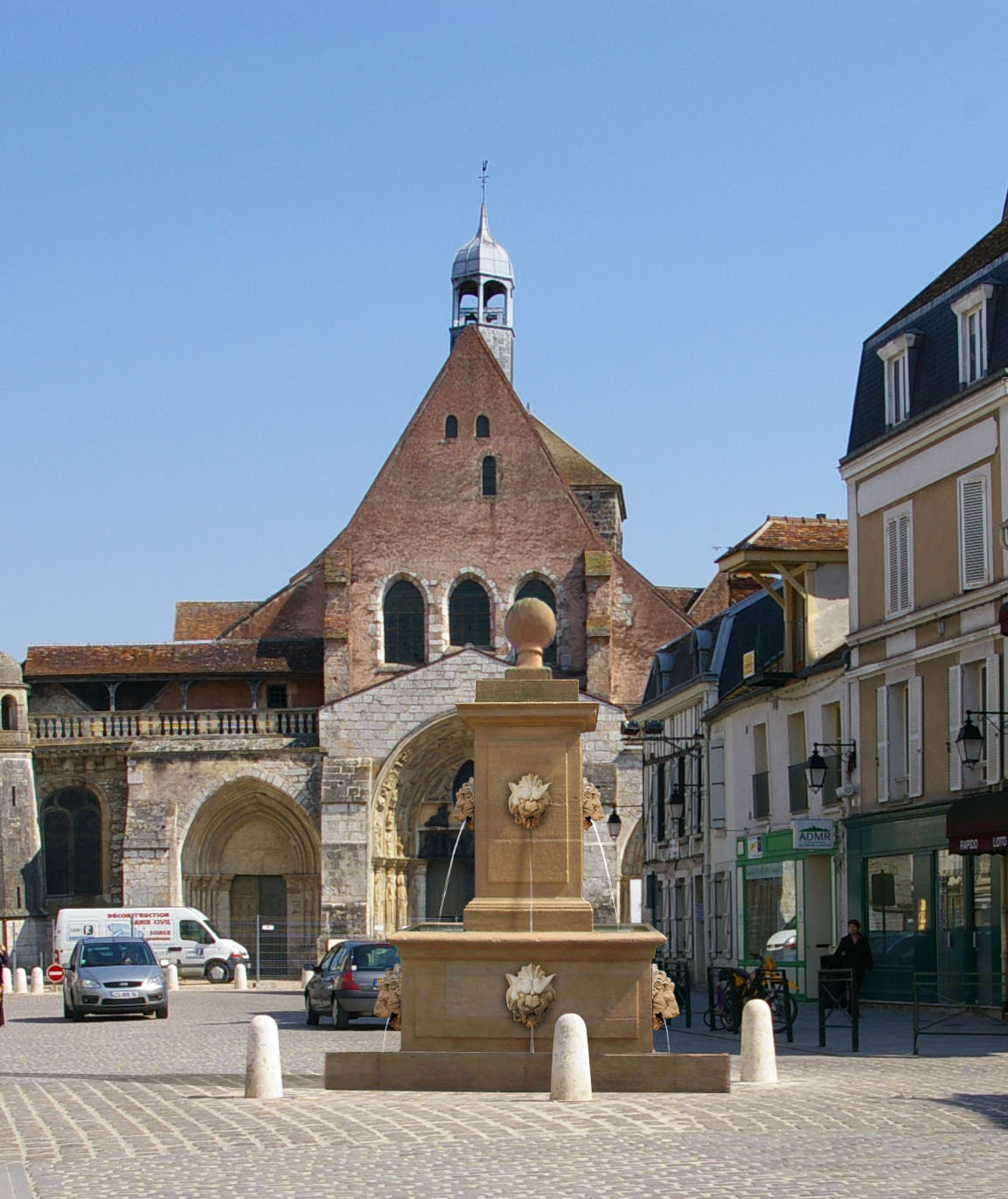 Fontaine Lorraine - Hauteur 3.30m - Largeur 2.70m - Système hydraulique décoratif avec traitement de l'eau et projecteurs LED_0