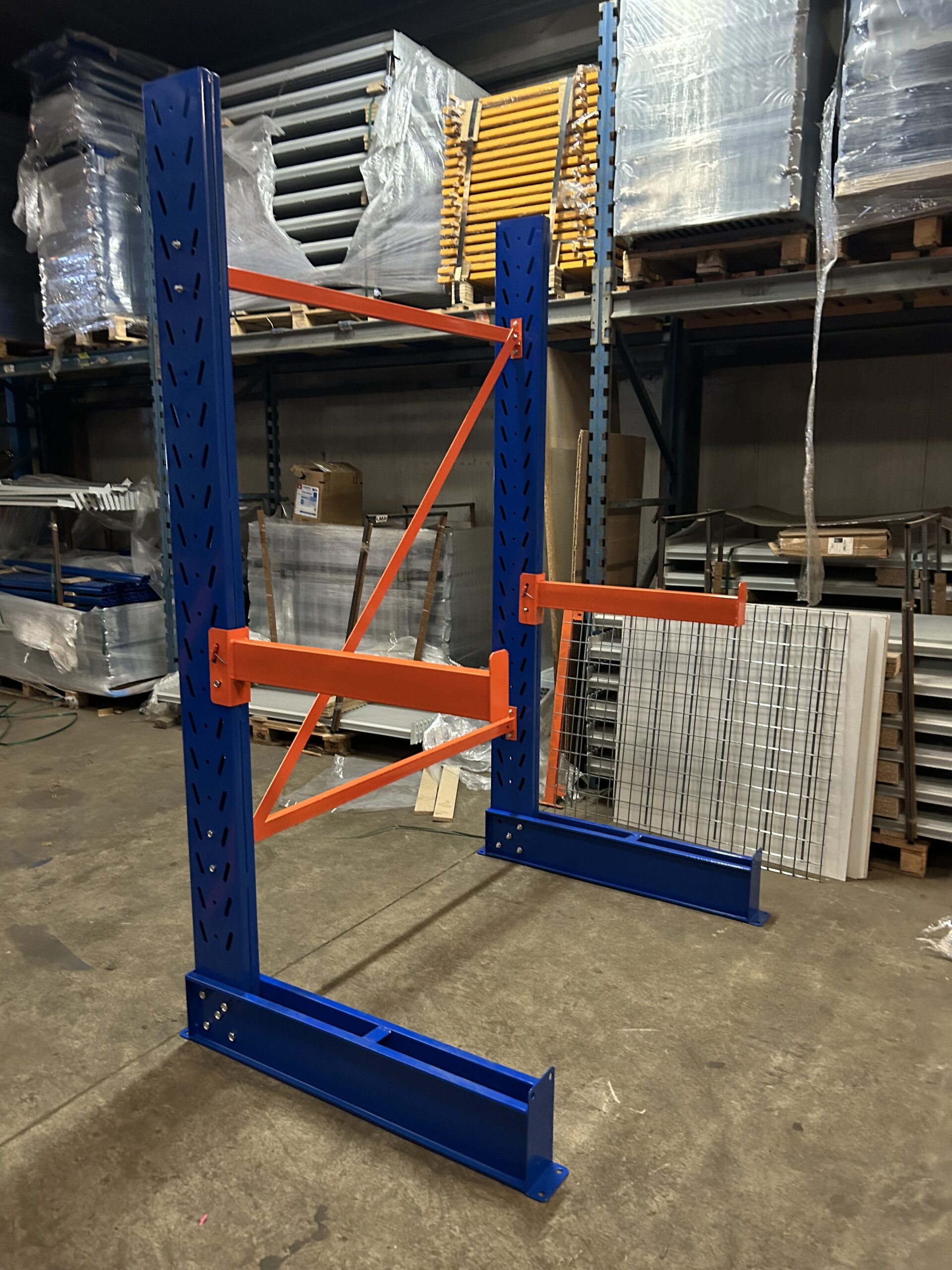 Rayonnage cantilever léger et modulable neuf, pour le stockage de charges longues et légères de 800 kg maximum_0