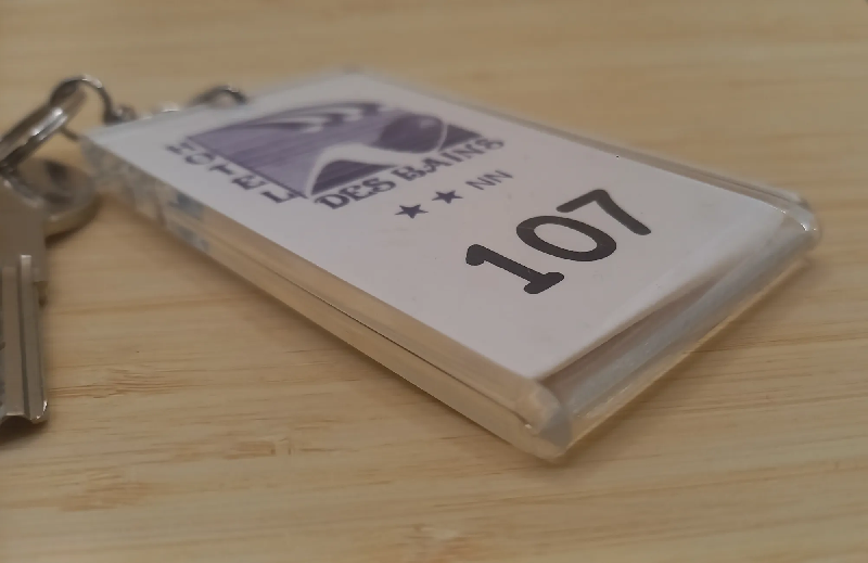 Porte-clé sobre et fonctionnel en plexiglass transparent - SIMPLY_0