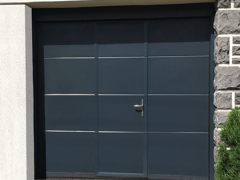 Porte de Garage Sectionnelle Manuelle + Portillon de Service Panneaux Isolants Acier 40 mm Ressort Torsion RT200 Sur Mesure Référence: Porte RT200 + portillon man_0