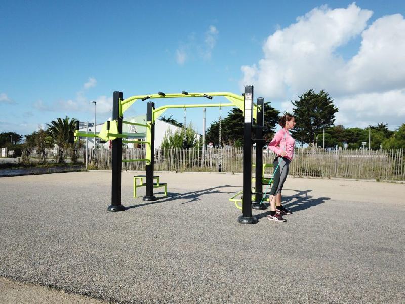Station multifonctions Street Workout DAMAPRO - Compact Training 2.0 avec barre de musculation et exercices variés_0