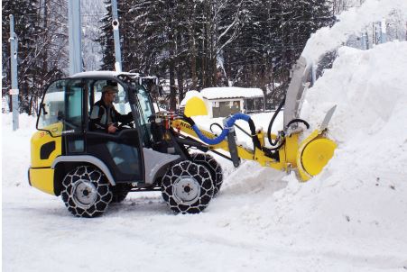 Fraise à neige et Chaines utilisé sur chargeuse idéal pour déneiger trottoirs allées et parkings - disponible en location_0