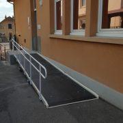 Rampe bâtiment modulable pour PMR - Fibre de verre, antidérapante, personnalisable et résistante 300 kg_0