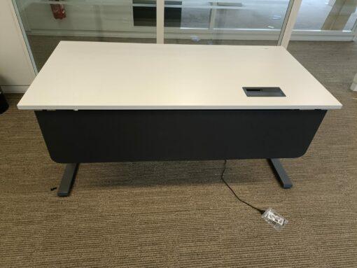 Bureau droit Steelcase d'occasion - réglable en hauteur, 160x80 cm, avec passe-câbles intégré_0