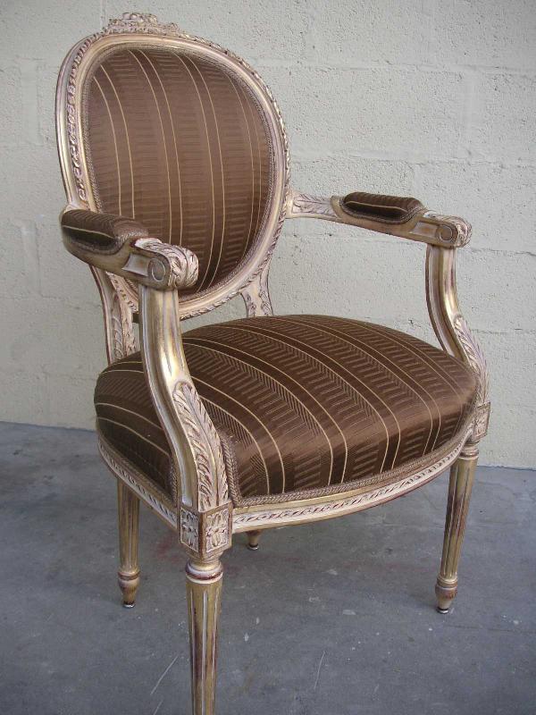 Fauteuil médaillon scuplté_0